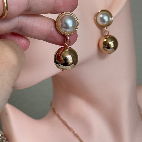 ⚜️❤️🔥 Elegant Gold and Pearl Drop Earrings - Picture 6 of 7